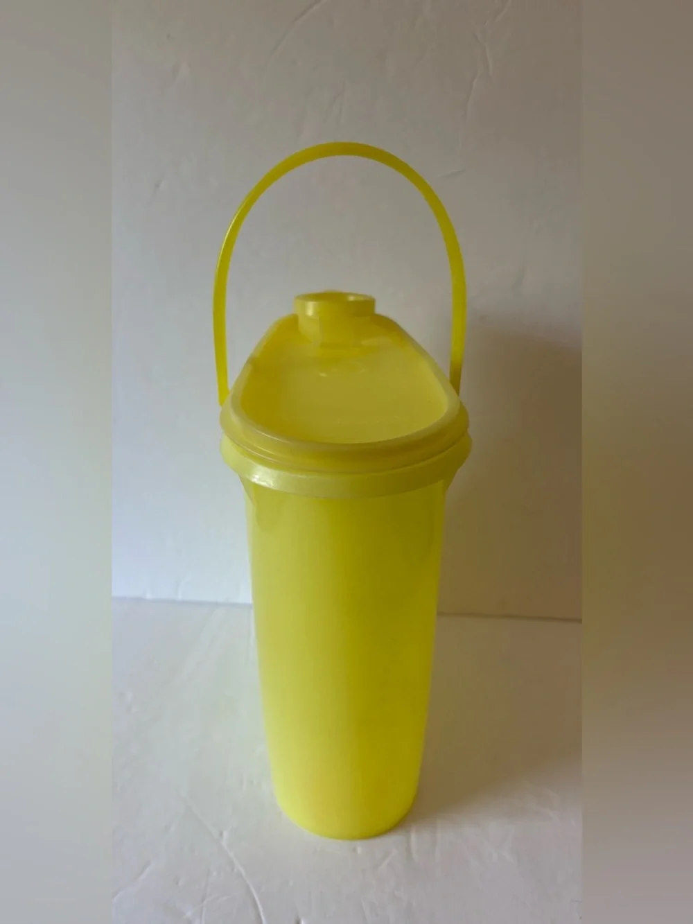Tupperware Vintage Beverage Buddy With Handle 2 QT Yellow 587-1